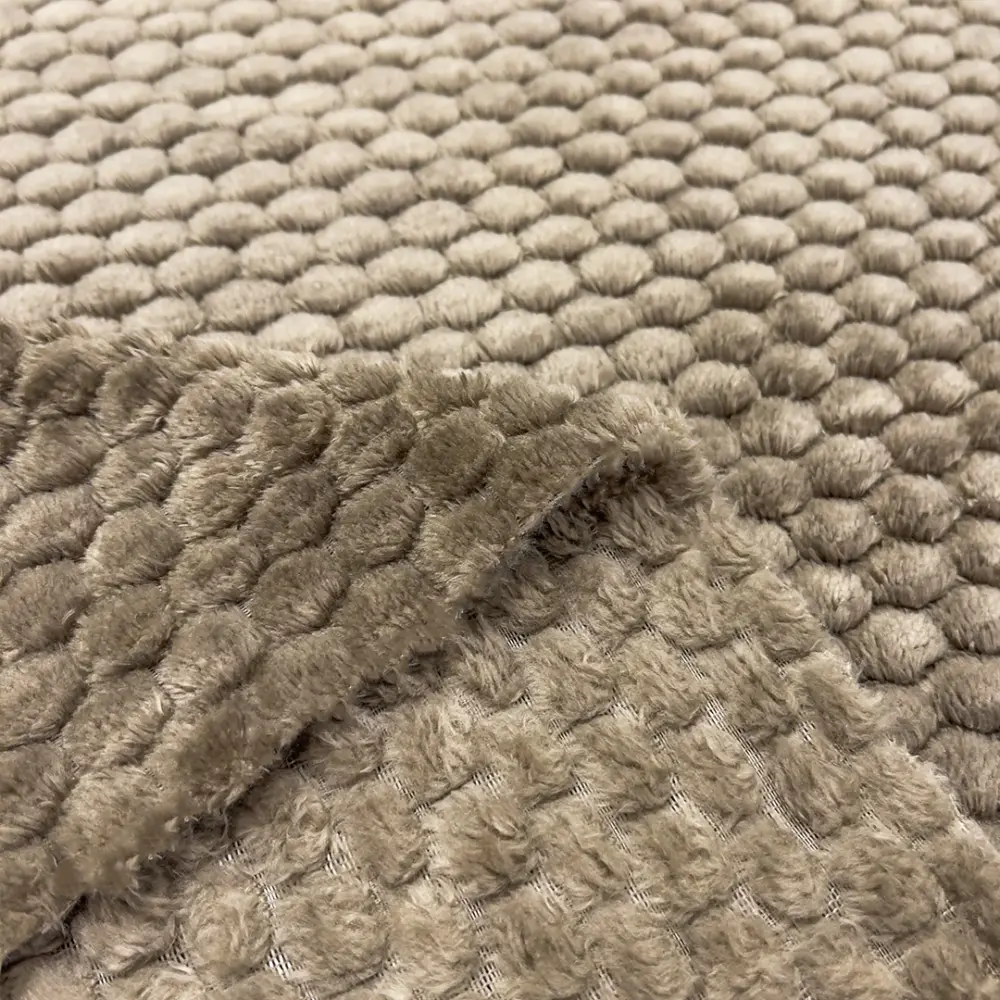 Manta Fleece com Relevo Colmeia 100% Poliéster 2,50m Largura - Taupe (café com leite) Manta Fleece com Relevo Colmeia 100% Poliéster 2,50m Largura - Taupe (café com leite)