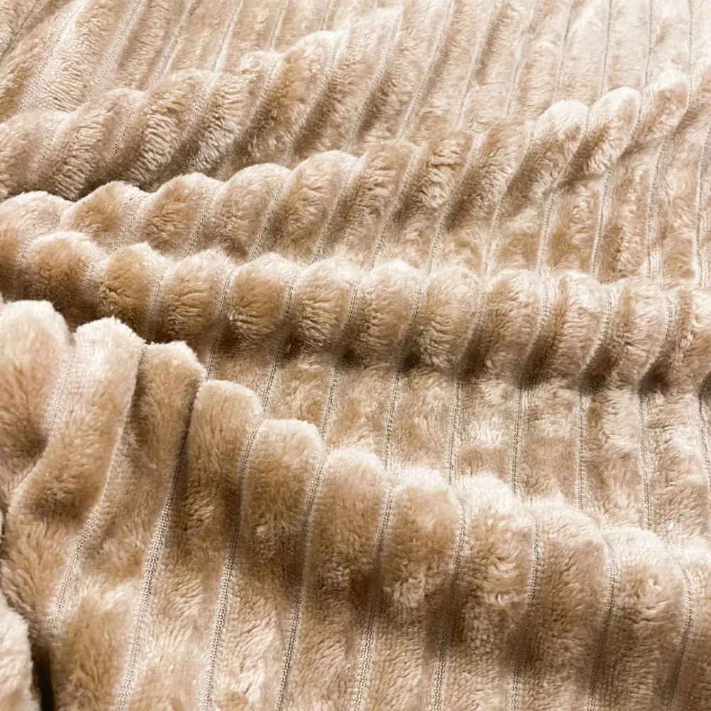 Manta Fleece com Relevo Jacquard 100% Poliéster 2.50m Largura - Bege Manta Fleece com Relevo Jacquard 100% Poliéster 2.50m Largura - Bege