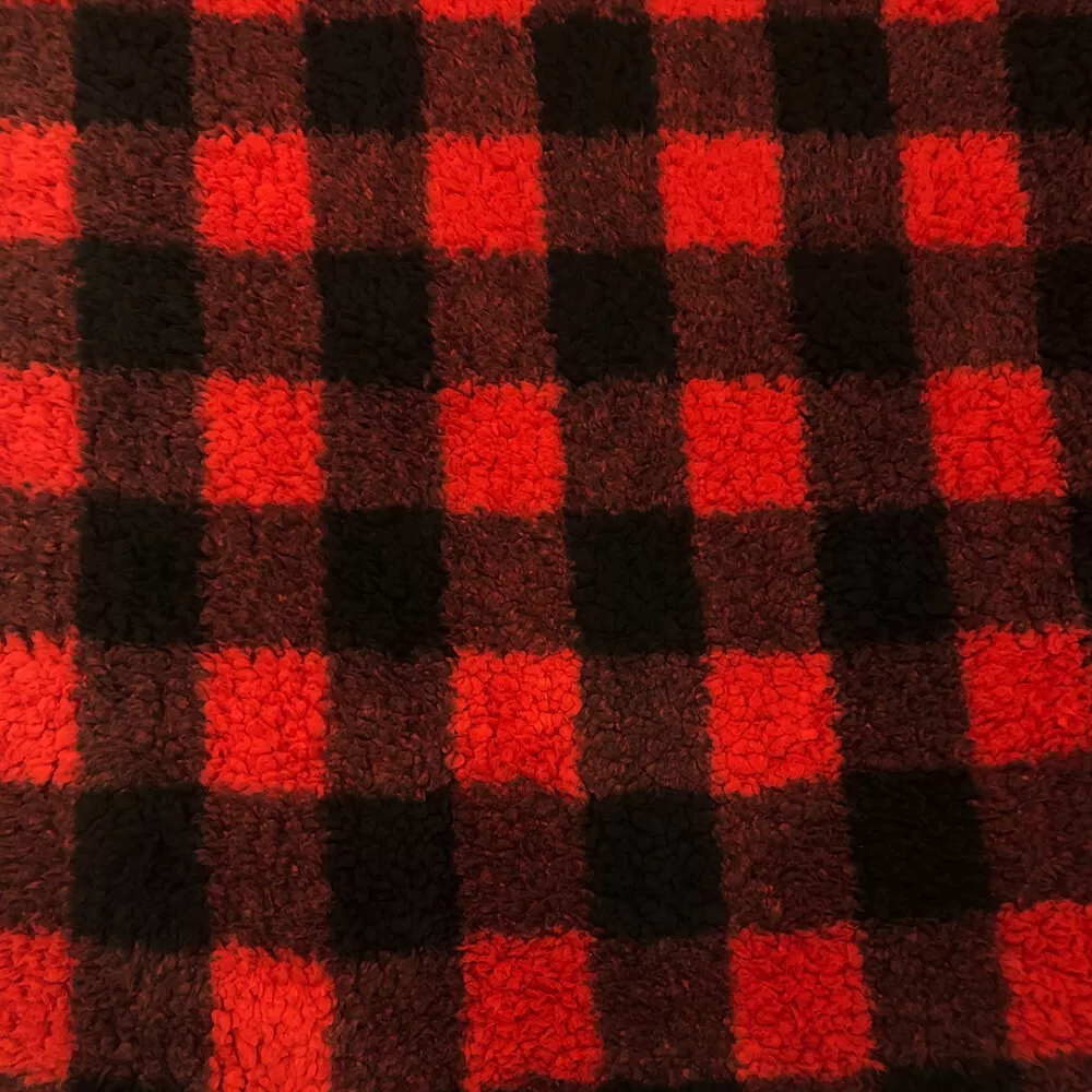 Manta Sherpa Estampada 100% Poliéster 1,60m Largura - Vermelho com preto Manta Sherpa Estampada 100% Poliéster 1,60m Largura - Vermelho com preto