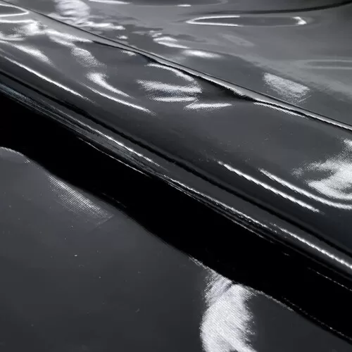 Sintético Verniz Espessura 0.35mm Fundo Malha de Poliéster 1,40m Largura - Preto Sintético Verniz Espessura 0.35mm Fundo Malha de Poliéster 1,40m Largura - Preto